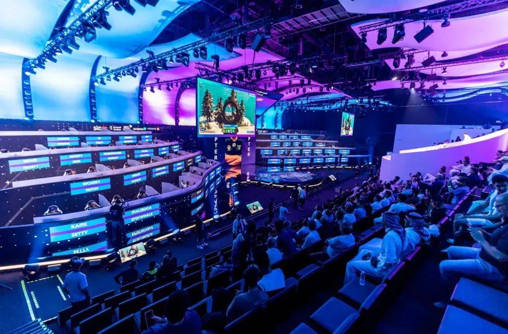 体育游泳世锦赛：潘展乐轻松晋级男子100米自由泳决赛