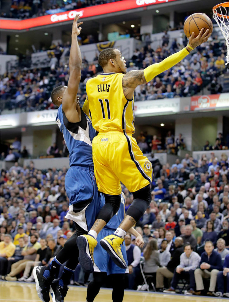 莫里斯回归独行侠 35岁的他是更衣室领袖之一.